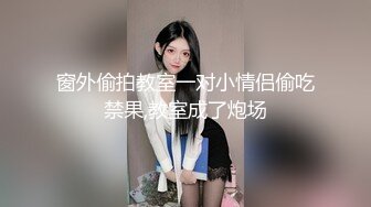 金发大妈上演脱衣秀