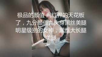 只穿着一件裹胸黑衣的性感大长腿美女 下体逼毛黑黝黝胸前鼓鼓的这风情鸡巴超级硬，扛起双腿猛力抽送操