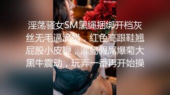 一家三口穿红衣的风骚女子逛公园，去厕所拉肚子去了，屁眼子冒出健康的稀粑粑（原档）