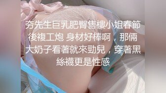 大神市场水果摊【高抄离罩】刁钻角度偷拍 上下一起抄粉色内裤有点透黑毛 (1)