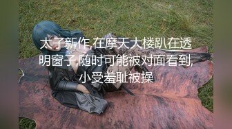 这娘们真骚，露脸在床边让小哥草着嘴吃奶子玩弄揉捏真刺激，浴室后入草屁股玩弄，口交大鸡巴淫声荡语不断