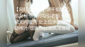 冒死趴窗偸拍邻居师范大学毕业不久在小学校实习的数学老师妹子洗澡奶子不大阴毛挺性感的重点洗私处来回搓