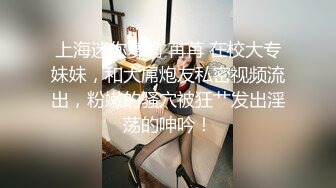 酒店女厕偷拍美女服务员只顾玩手机转圈围拍