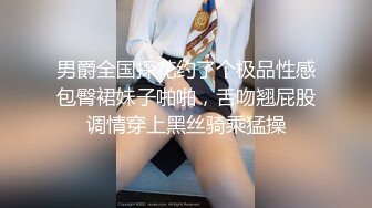 闷骚小阿姨年纪不小就是很骚，疯狂舔弄小哥的大鸡巴，享受大鸡巴抽脸，专业草嘴揉奶子抠逼都方便真刺激