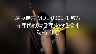 小巧玲珑般的美女 这双美腿简直要爱啦爱啦，尿尿像小巧的水龙头打开 清澈的水就涌了出来！