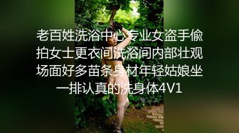 眼镜老哥等了好久来了个大奶妹，脱掉衣服一直揉，舔屌深喉到床上操，站立扶着沙发后入猛操，大奶子被操的一直晃动