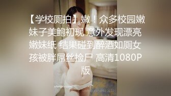 酒店举办婚礼的伴娘上厕所,婚纱设计的有点奇葩,要从上面脱下来,伴娘两个奶子全被我收纳