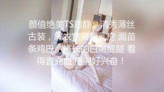 18清纯甜美萝莉嫩妹独自在家诱惑，撩起小背心露奶子，特写假屌摩擦嫩穴，插入掰穴揉搓阴蒂，呻吟娇滴滴