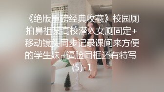 摄像头监控偷拍老婆玩手机老公研究逼最后大家拿着手机啪啪-1