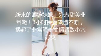 12月新流出景区正面全景女厕偷拍美女尿尿近距离偷拍卖门票的本地村姑