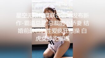 隔板下多角度拍摄 玩手机的酒店服务员 正跟老公聊微信 不知被人拍了黑逼