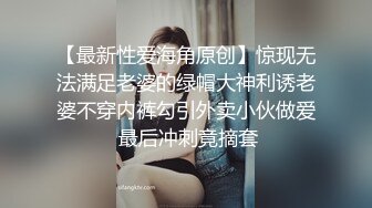 高颜值长发美女，厕所尿尿脱光光，肩上的裙带脱下露出两只饱满大白兔，奶头被吸的有点黑，尿完自慰一番 诱惑！