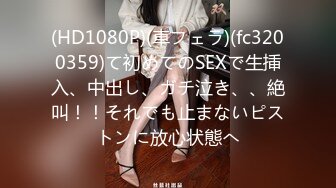 長發女友伏於大腿間整根大屌吞入口中