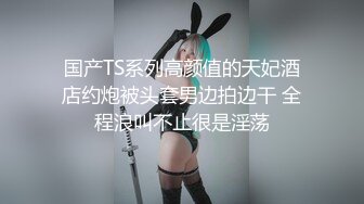 老婆在直播老公在旁边看