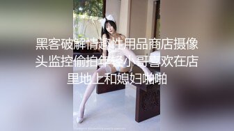 中年妇女重口味，舔弄老黑大鸡巴，特写插入后入爆草，厨房里露脸被干，还被草尿了，浪叫呻吟不止高潮不断