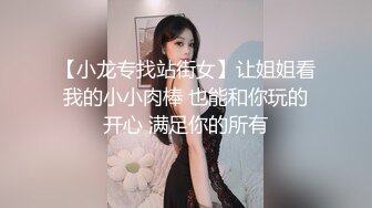 洞中偷窥隔壁漂亮小嫂子听着小曲光屁屁洗衣服