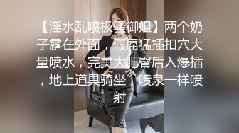 写字楼女厕蹲守套裙装黑丝美女前台 两片与逼齐平的肥唇让人心痒