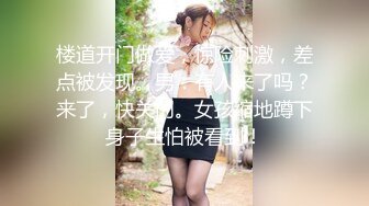 尾随偷拍开衩亮闪闪蕾丝裙美女排队买单被抄底红色蕾丝内包裹肉臀和家人逛街的白裙长腿美少妇米白骚内