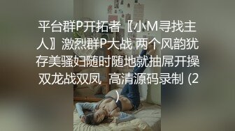 短发黑丝露脸极品小骚货镜头前大秀直播，互动狼友淫声荡语听指挥玩弄电动假鸡巴，抽插蹂躏自己抠高潮流淫水