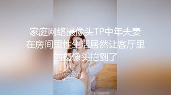 冒死爬墙偷窥刚洗完澡的少妇光溜溜的出来换衣服