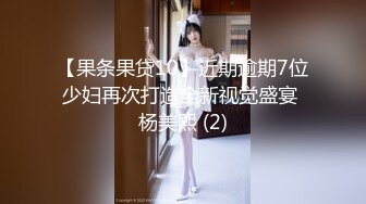 办公室里的骚女人，有大哥就在后面就漏着奶子陪狼友玩，奶头上还夹着小铃铛，逼里塞着跳蛋叫大哥过来玩奶子